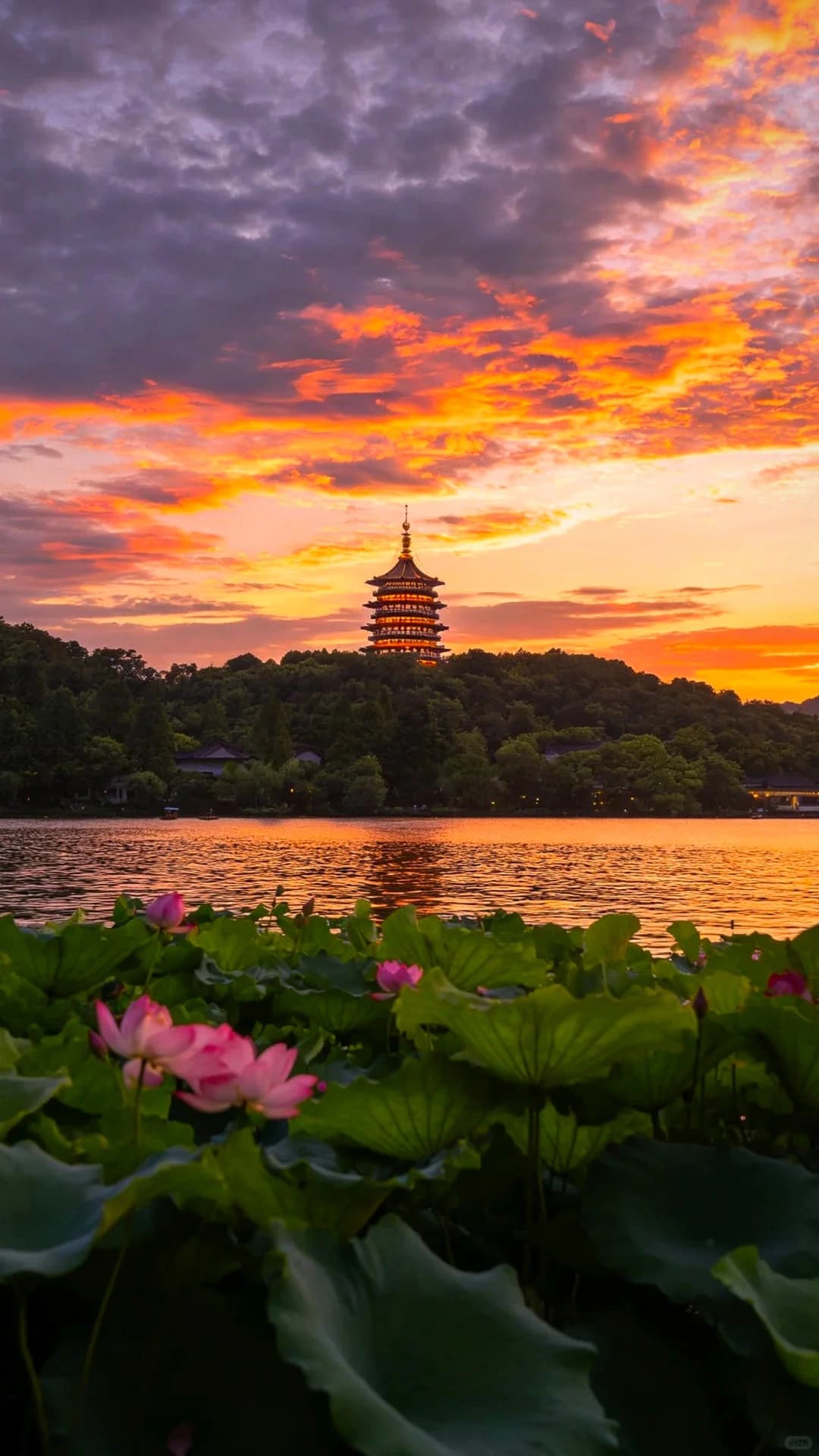 Leifeng Pagoda at Sunset