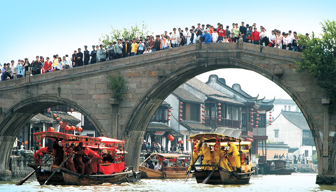 Private Hand-Rolled Boat Tour in Zhujiajiao