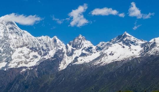 3-Day Western Sichuan Scenic Tour: Four Girls Mountain, Tibetan Villages & Xinduqiao