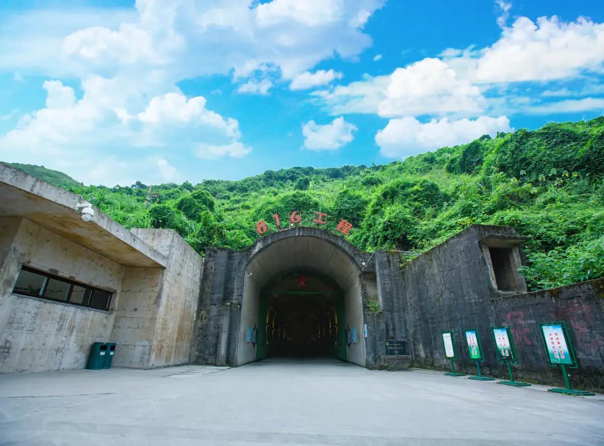 1-Day 816 Project & Wuling Mountain Grand Rift: Underground City & Canyon Adventure
