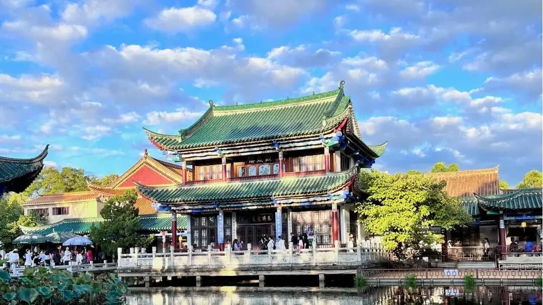 Kunming City Day Tour: Local Market, Old Streets & a Sea of Flowers