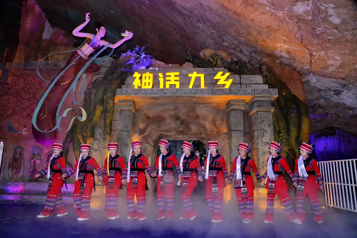 An Immersive Yunnan Day Tour of Kunming Stone Forest & Jiuxiang Caves