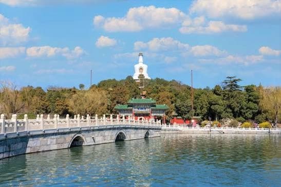 Beihai at Dawn: A Glimpse of Local Life