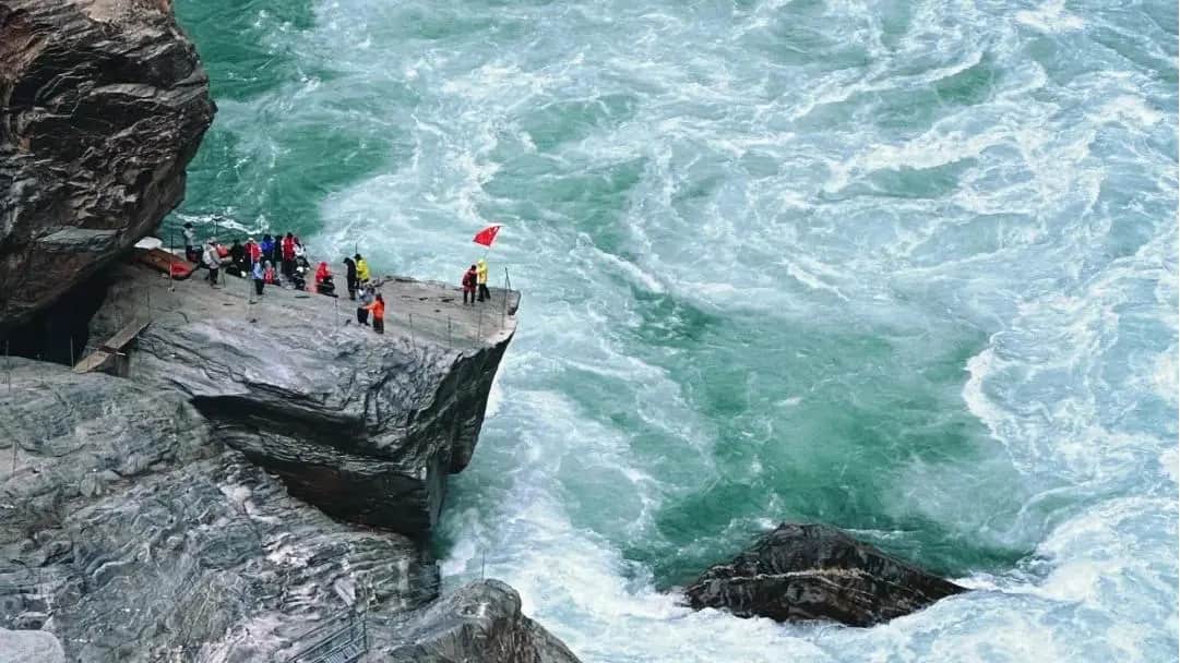 Tiger Leaping Gorge Day Tour: A Scenic Hiking Journey from Lijiang