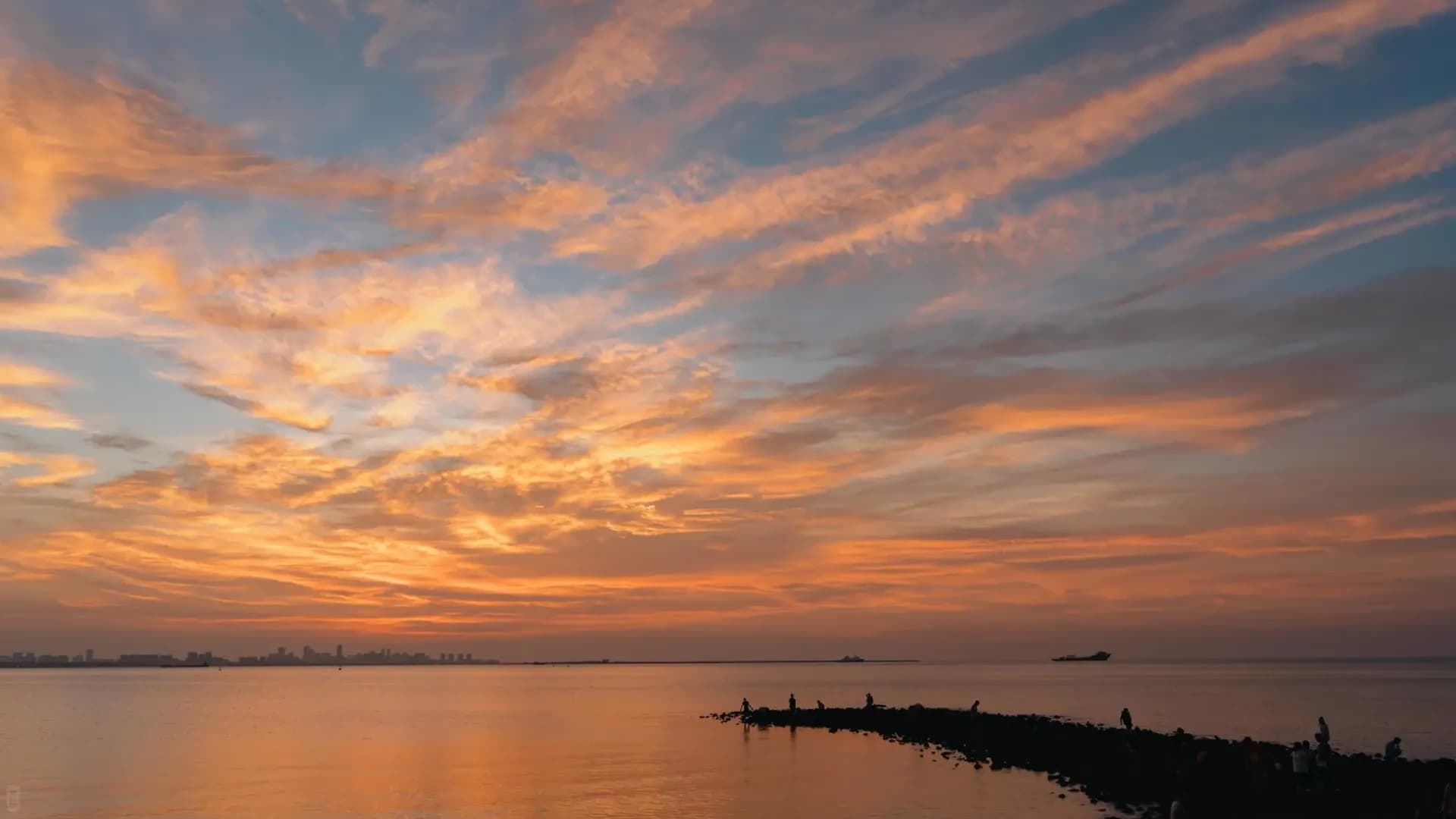 Haikou Bay Seaside Walk (Sunset)