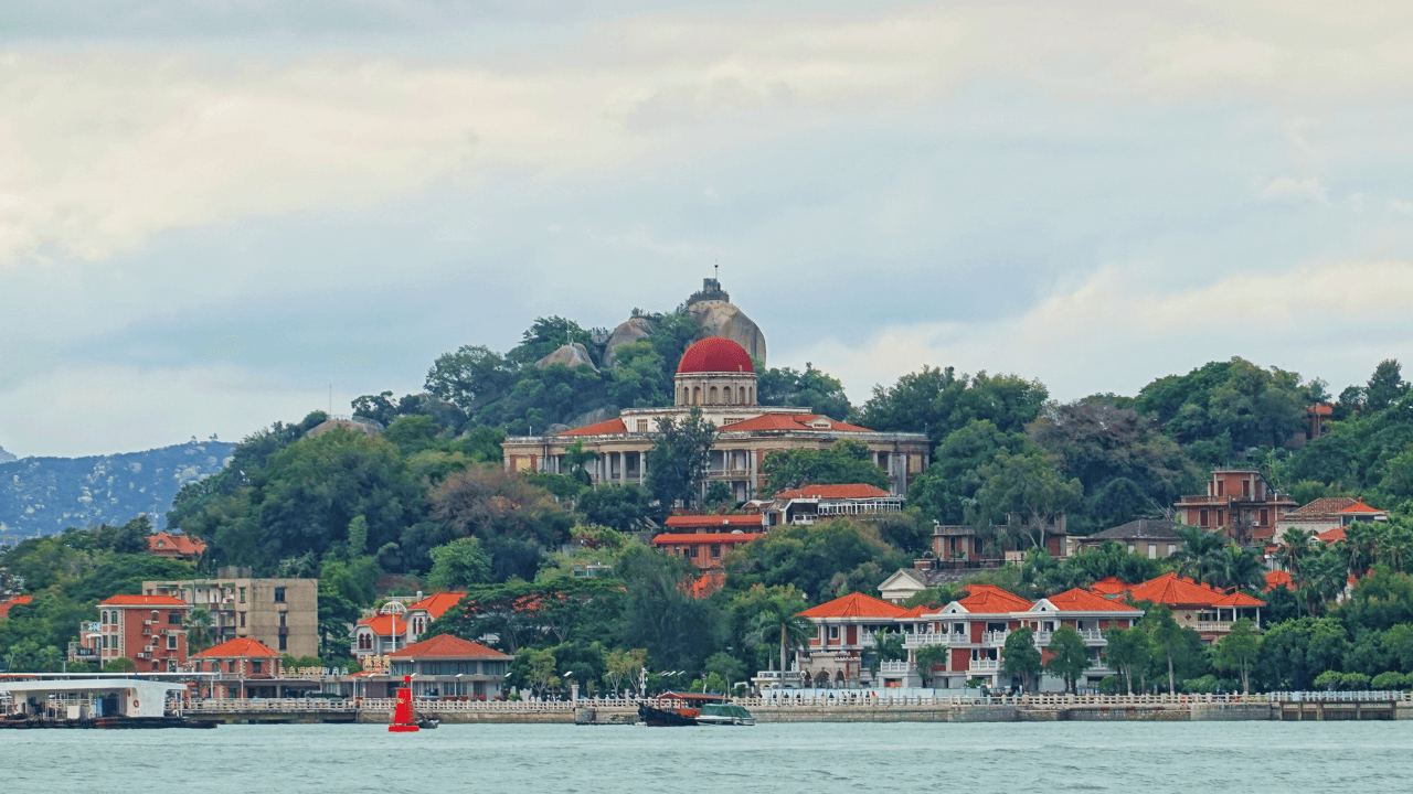 Discover Xiamen Like a Local: Gulangyu, Nanputuo Temple, and Coastal Wonders