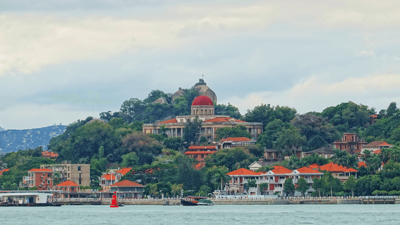 Discover Xiamen Like a Local: Gulangyu, Nanputuo Temple, and Coastal Wonders