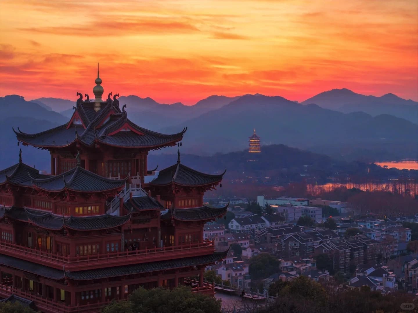 Captivating West Lake Sunset Views from Chenghuang Pavilion