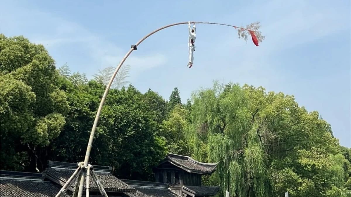 Gaogan Boat Acrobatics