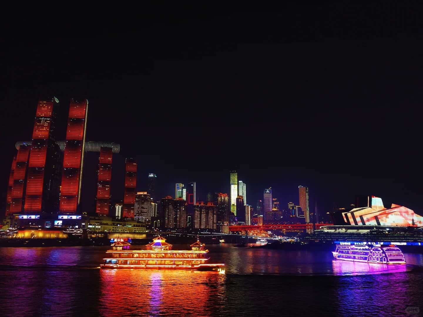 1-Day Chongqing Iconic Tour: Liziba Train, Cableway & Riverside Skyline