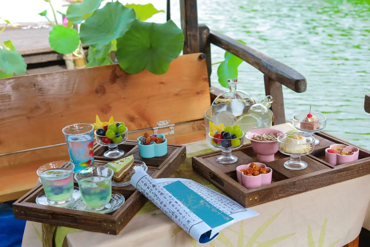 Sculling Boat with On-board Tea Set