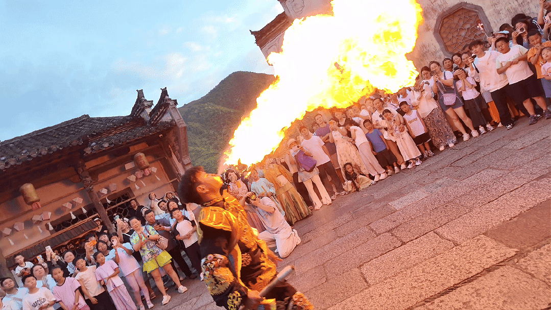 Face-Changing & Fire-Spitting Performance