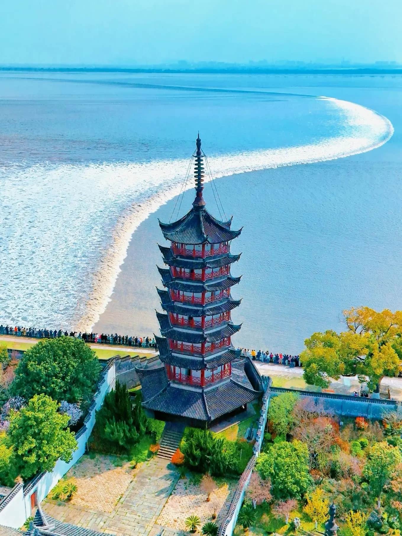 Qiantang River Tidal Bore & Yanguan Ancient Town Day Tour from Hangzhou