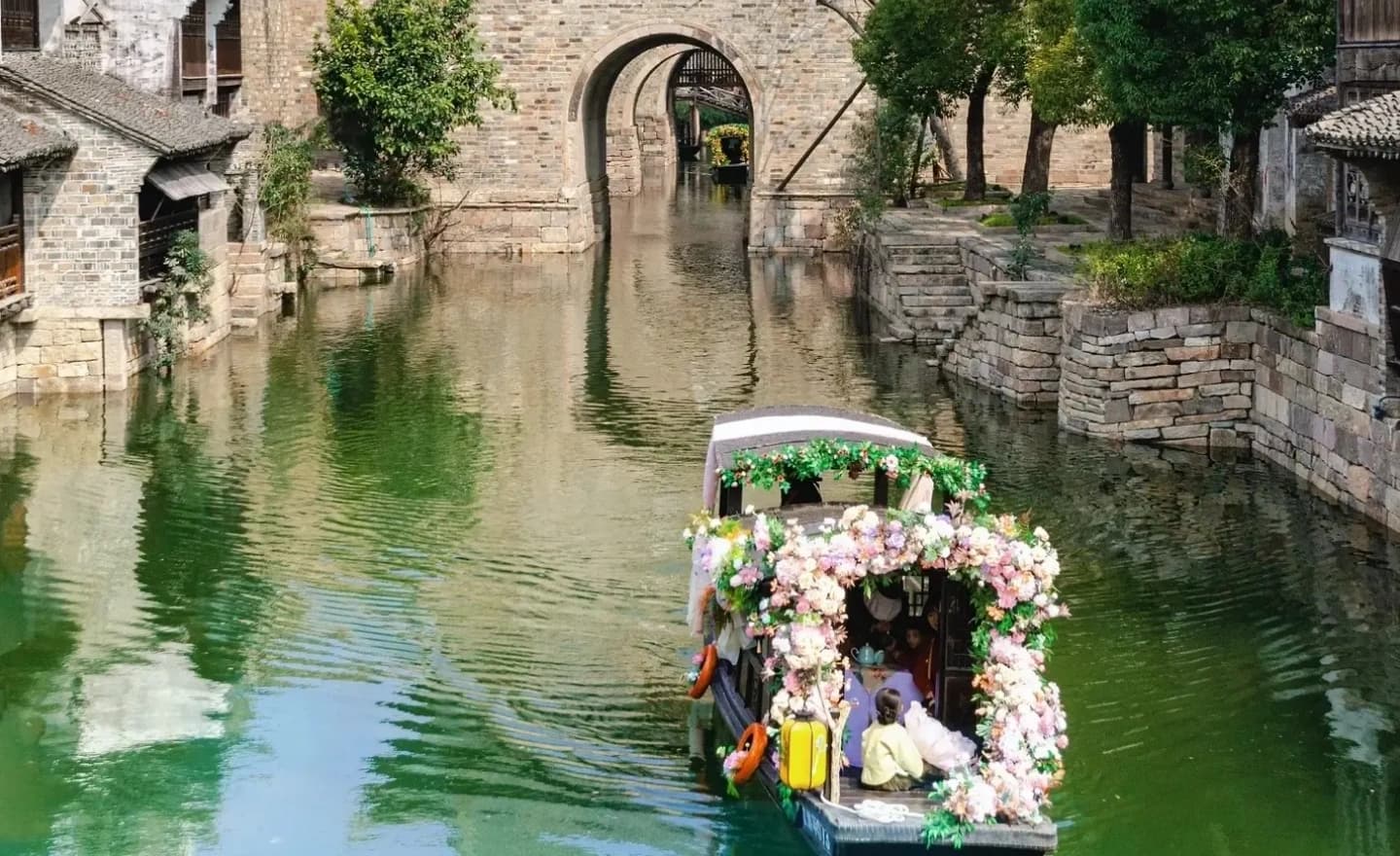 Jiangnan Rowing Boat Experience (Max 8 Guests)