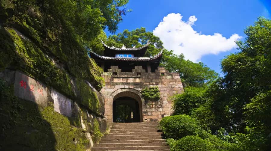 1-Day Tour to Diaoyucheng Fortress and Wenfeng Ancient Town from Chongqing