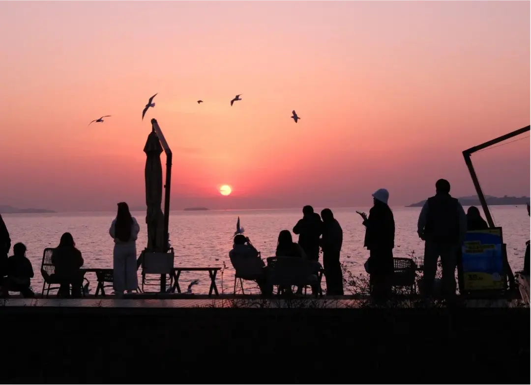 Taihu Lake Sunset Coffee Experience